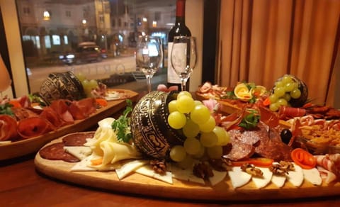 Restaurant/places to eat, Decorative detail, Food, Meals, Alcoholic drinks, Non alcoholic drinks