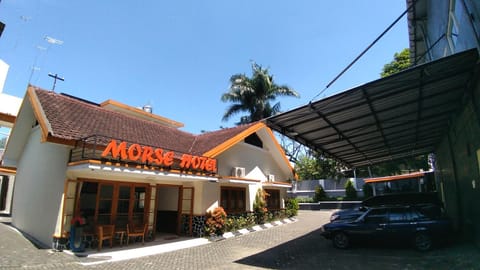 Facade/entrance