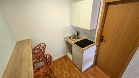 Kitchen or kitchenette, Dining area, stove