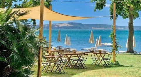 Restaurant/places to eat, Lake view