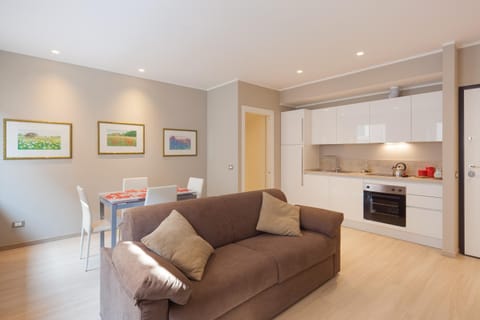 TV and multimedia, Coffee/tea facilities, Kitchen or kitchenette, Living room, Seating area, Dining area