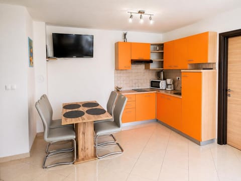 TV and multimedia, Dining area, stove, kitchen