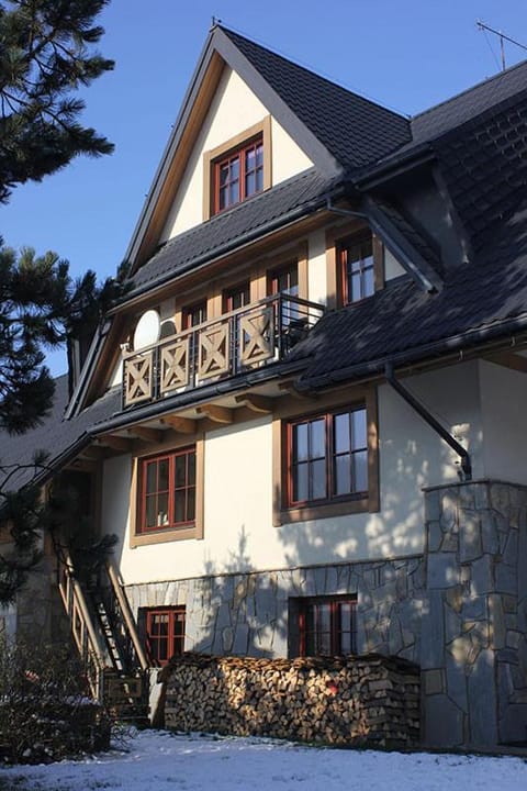 Property building, Nearby landmark, Facade/entrance, Neighbourhood, Natural landscape, Winter, Children play ground