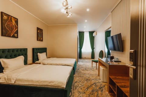 Bed, TV and multimedia, Photo of the whole room, Bedroom, hair dresser