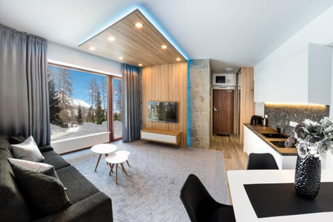 TV and multimedia, Living room, Photo of the whole room, Mountain view
