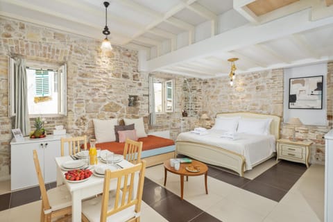 Bed, Living room, Food and drinks, Photo of the whole room, Seating area, Bedroom