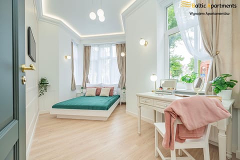 Bed, TV and multimedia, Photo of the whole room, Decorative detail, Seating area, Bedroom