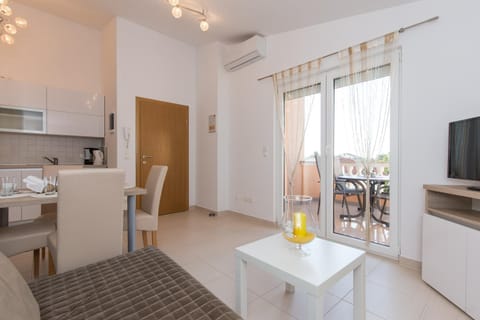 Balcony/Terrace, Living room, Seating area, Dining area, Garden view, Inner courtyard view