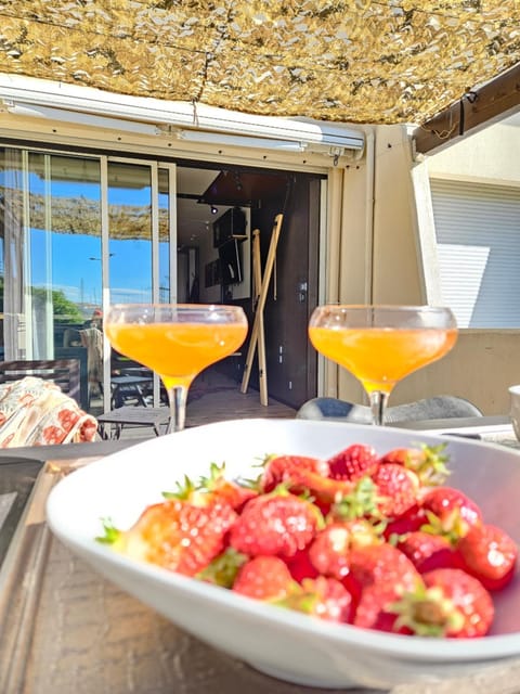 Patio, Day, Food and drinks, Food, Drinks