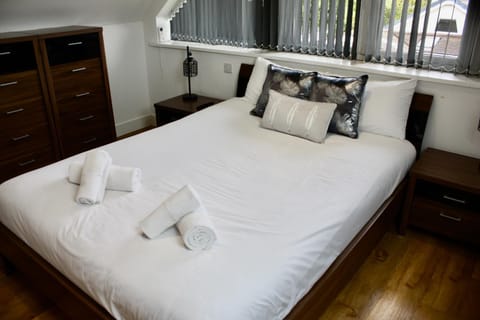 Bed, Photo of the whole room, Bedroom, towels