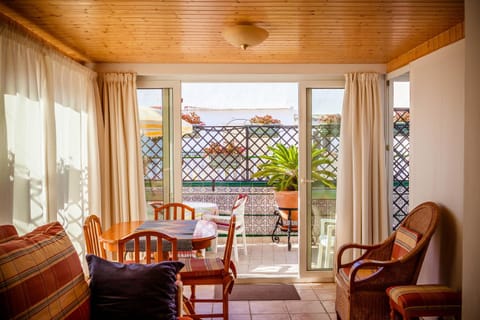 Balcony/Terrace, Food and drinks