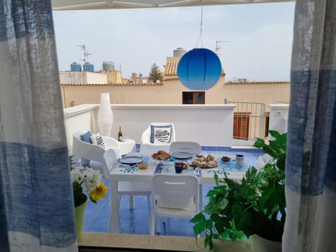 Day, View (from property/room), Balcony/Terrace, Food and drinks, Dining area, Food