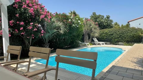 Property building, Restaurant/places to eat, Seating area, Dining area, Pool view, Swimming pool, Breakfast