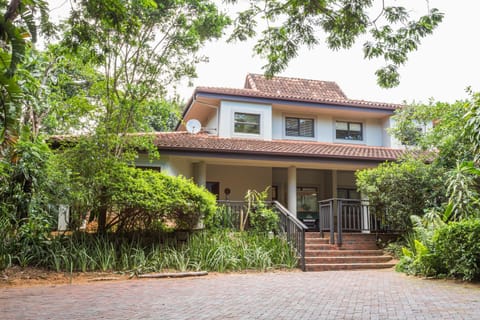 Property building, Facade/entrance, Day, Garden, Garden view