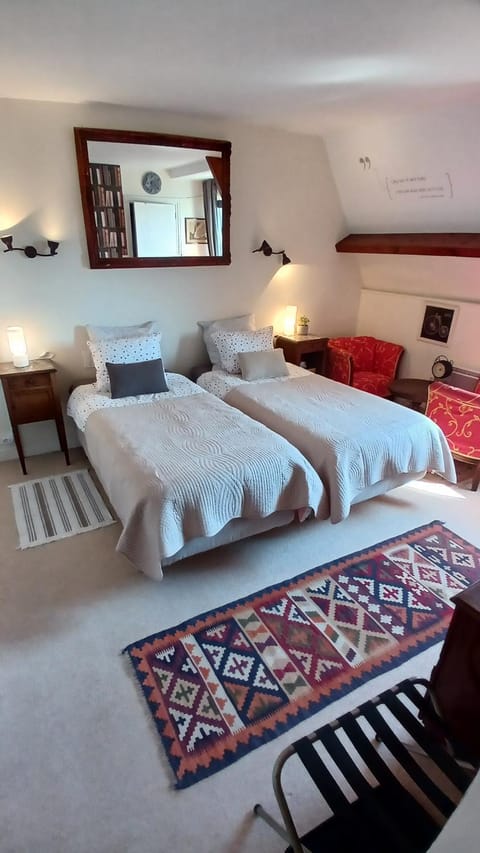 Bed, Photo of the whole room