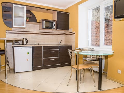 Kitchen or kitchenette, Dining area