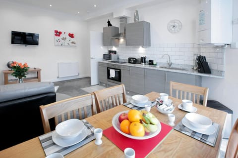 TV and multimedia, Coffee/tea facilities, Kitchen or kitchenette, Living room, Seating area, Dining area