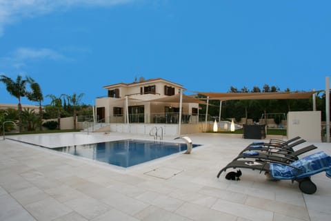 Property building, Patio, Pool view, Swimming pool, Swimming pool, sunbed