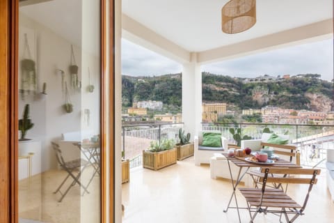 Balcony/Terrace, Balcony/Terrace, Dining area, City view, Mountain view, Street view