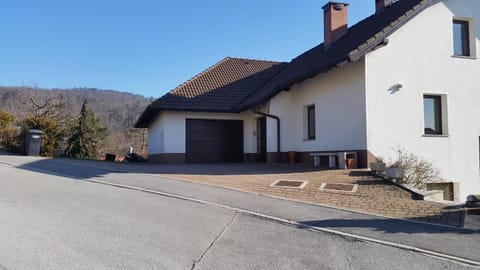 Facade/entrance, Day, Garden, Library, Hiking, Cycling, Autumn, On site, Pets, Mountain view, Street view, Location