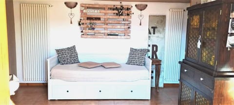 Bed, Living room, Photo of the whole room, Seating area, Bedroom