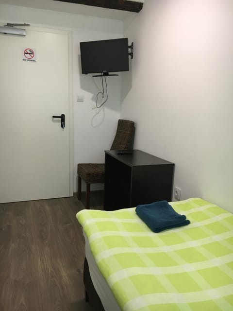 Bed, TV and multimedia, Bedroom