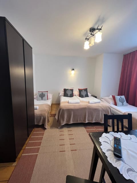 Photo of the whole room, Bedroom, wardrobe