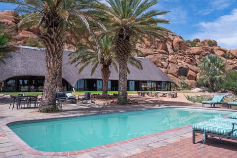 Property building, Restaurant/places to eat, Swimming pool, sunbed