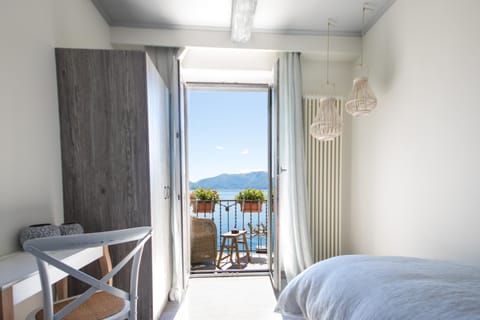 Balcony/Terrace, Photo of the whole room, Decorative detail, Bedroom, Lake view