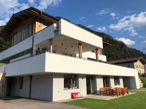 Property building, Garden, Balcony/Terrace, Garden view, Mountain view