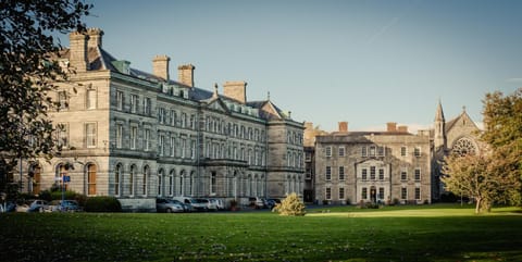 Property building, Facade/entrance, Day, Natural landscape, Garden, Garden view, Location