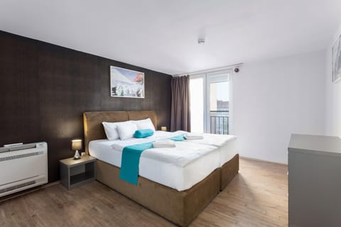 Bed, Bedroom, towels