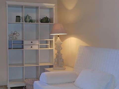 Bed, Living room, Seating area