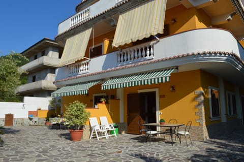 Facade/entrance, Garden, Dining area