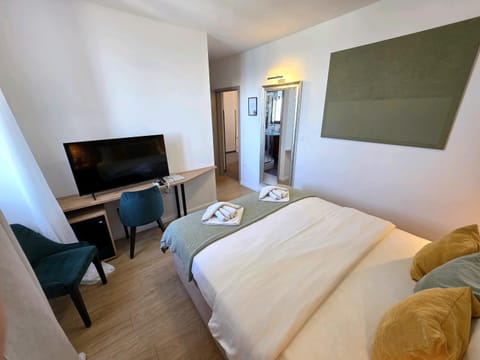 Bed, TV and multimedia, Photo of the whole room, Seating area, Bedroom, internet