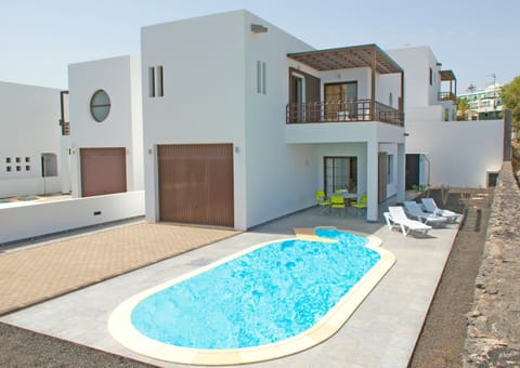 Facade/entrance, Garden, Balcony/Terrace, Seating area, Swimming pool, Swimming pool, Family