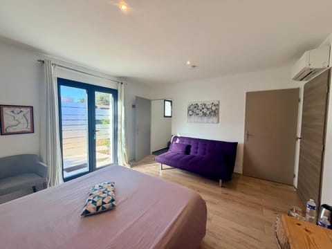 Bed, Photo of the whole room, Seating area, Bedroom