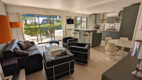 TV and multimedia, Kitchen or kitchenette, Living room, Seating area, Dining area