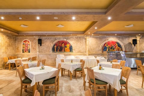 Restaurant/places to eat, Banquet/Function facilities, Decorative detail, Seating area, On site, Time of day