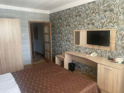 Bed, TV and multimedia, Bedroom, wardrobe