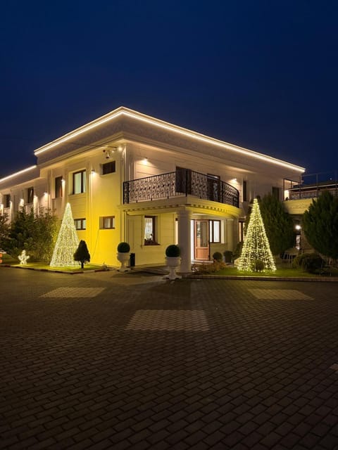 Property building, Restaurant/places to eat