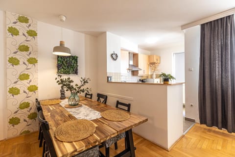Kitchen or kitchenette, Seating area, Dining area