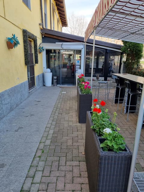 Property building, Restaurant/places to eat, Day