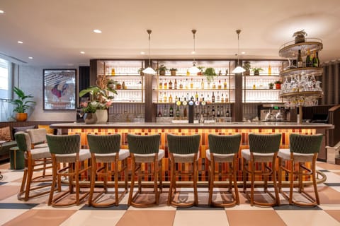 Restaurant/places to eat, Food and drinks, Seating area, Food, Lunch, Dinner, Drinks