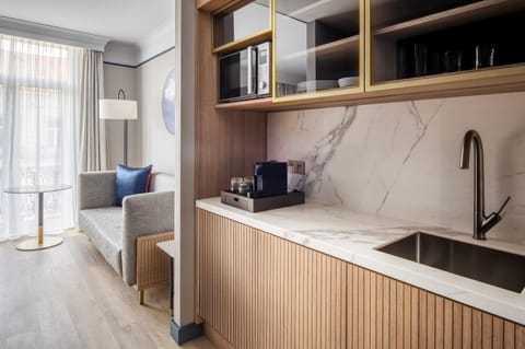 Kitchen or kitchenette, Living room, Seating area, Bedroom