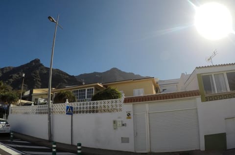 Property building, Neighbourhood, Lobby or reception