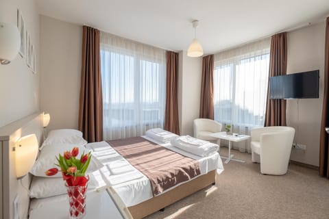 Staff, Staff, Spring, Day, People, People, Activities, Winter, Summer, Bathroom, Coffee/tea facilities, Balcony/Terrace, Photo of the whole room, Decorative detail, Tennis court, Bedroom, Autumn, On site, City view, Street view, Sports, Family, Family, Quiet street view