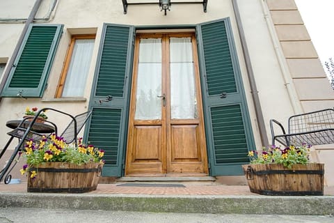 Property building, Facade/entrance, Garden, Pets, Garden view, Family