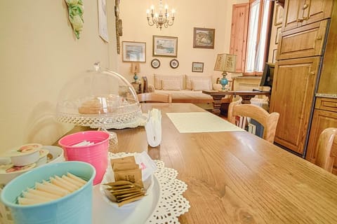 Coffee/tea facilities, Kitchen or kitchenette, Dining area, Family