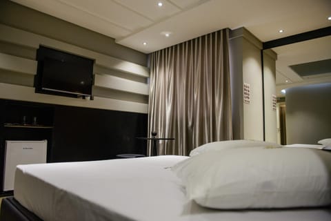 Bed, TV and multimedia, Photo of the whole room